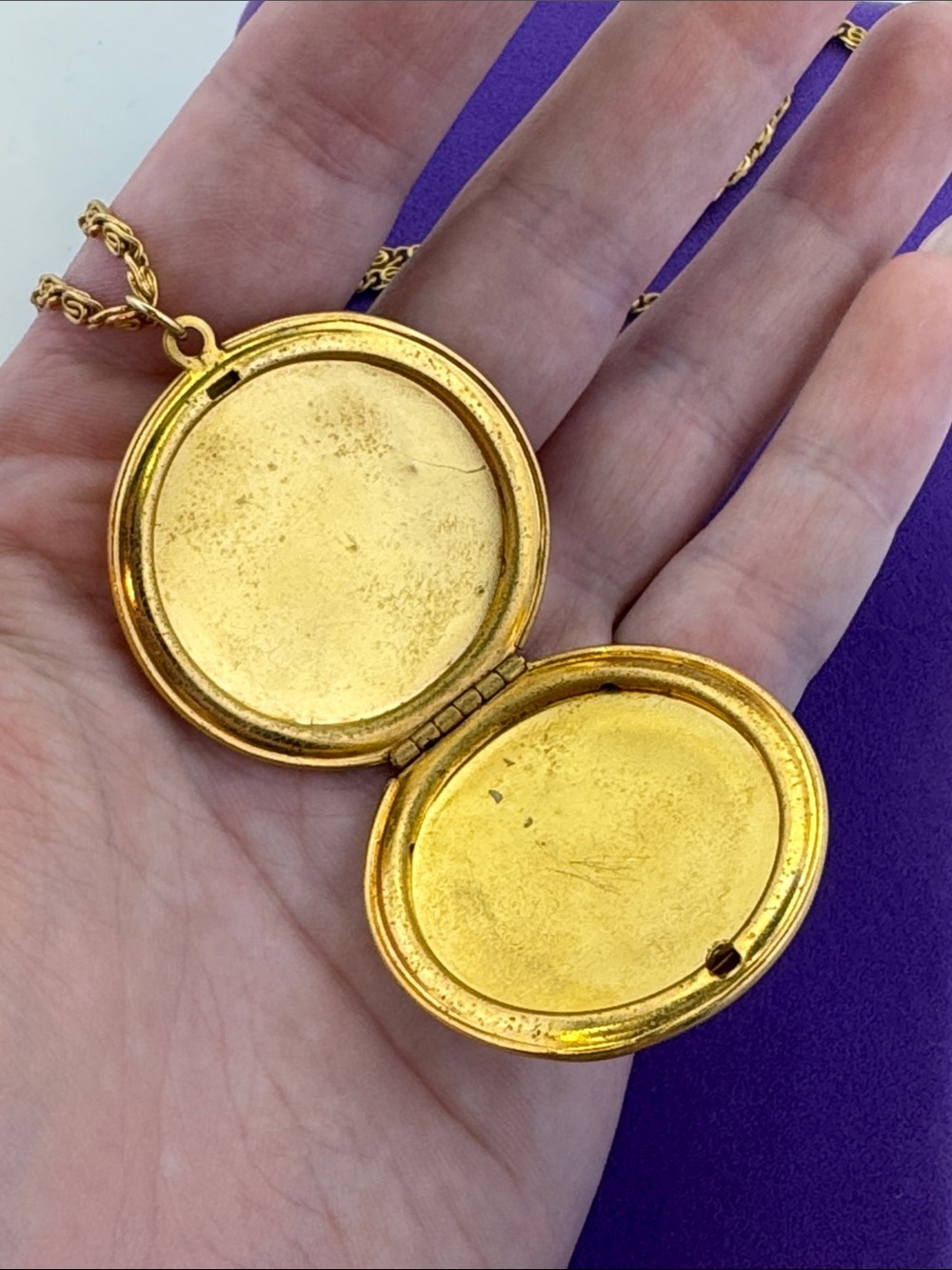 💛 Vintage Gold Plated Floral Engraved Round Locket Necklace | Botanical Romance - Picture 6 of 7